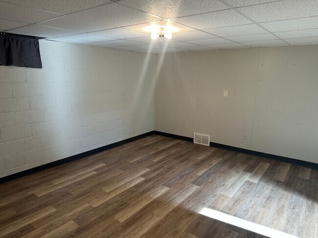 Building Photo - JP409-411 E. Bismark