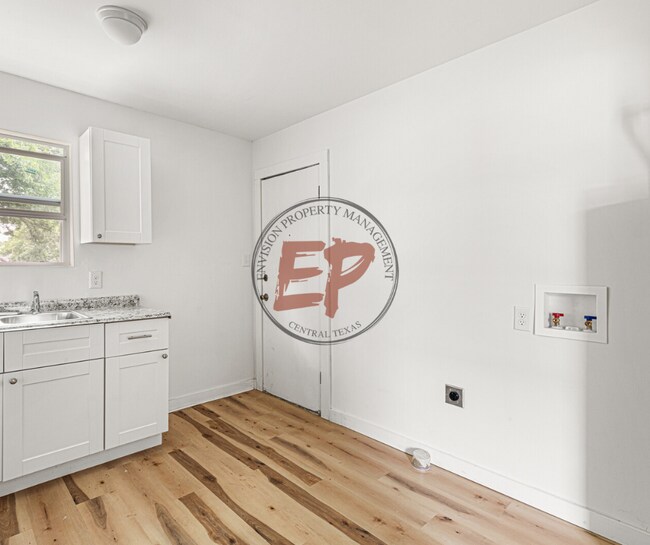 Building Photo - 1920 Lyle Ave