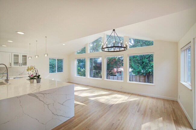 Building Photo - 3Bd/1.75Ba Bellevue House