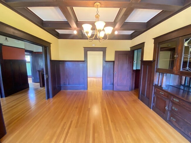 Building Photo - Advent- Spacious Temescal Flat with bonus ...