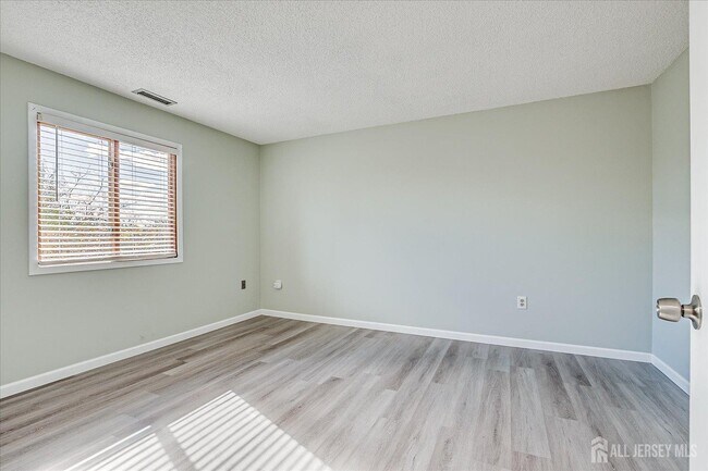 Building Photo - 807 Aspen Dr