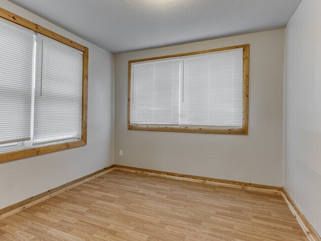 Building Photo - 1320 S Jensen Ave