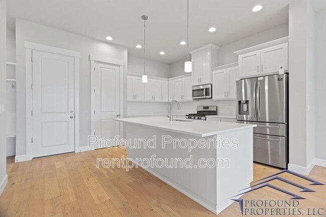 Building Photo - 6843 SE Red Alder St