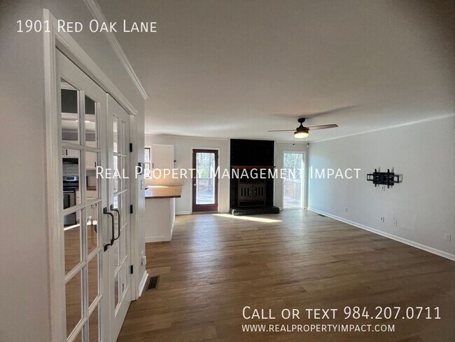 Building Photo - 1901 Red Oak Ln