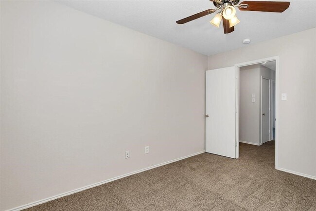 Building Photo - 2152 Laughlin Rd