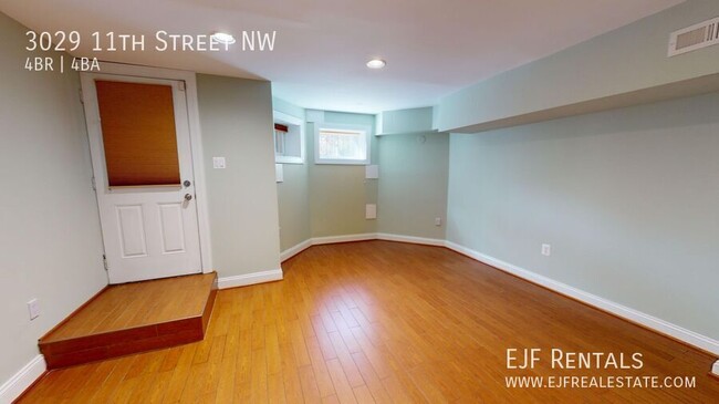 Building Photo - Columbia Heights Four Story Row home for R...