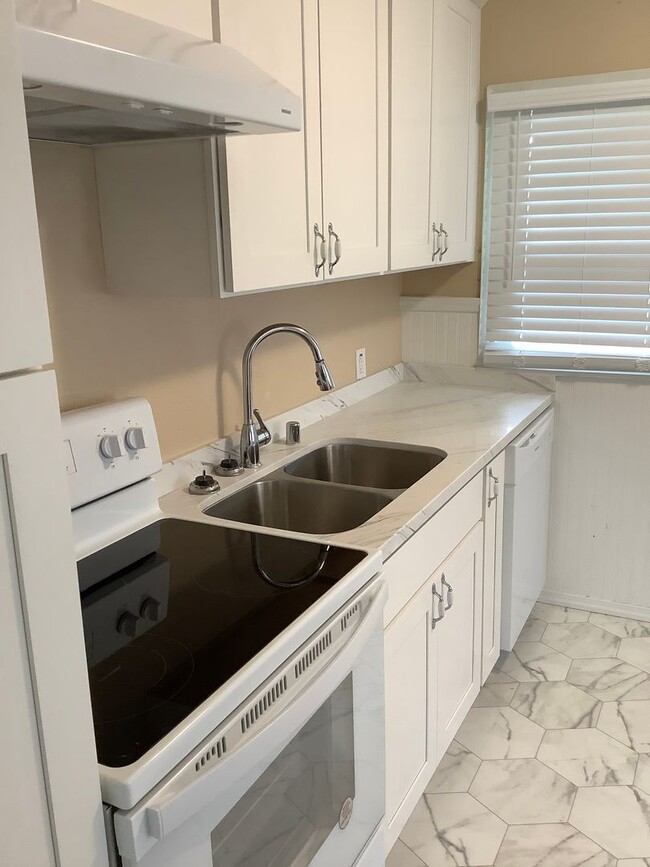 Building Photo - RENOVATED 3 BED 2 BATH 1 STORY RAMBLER - E...