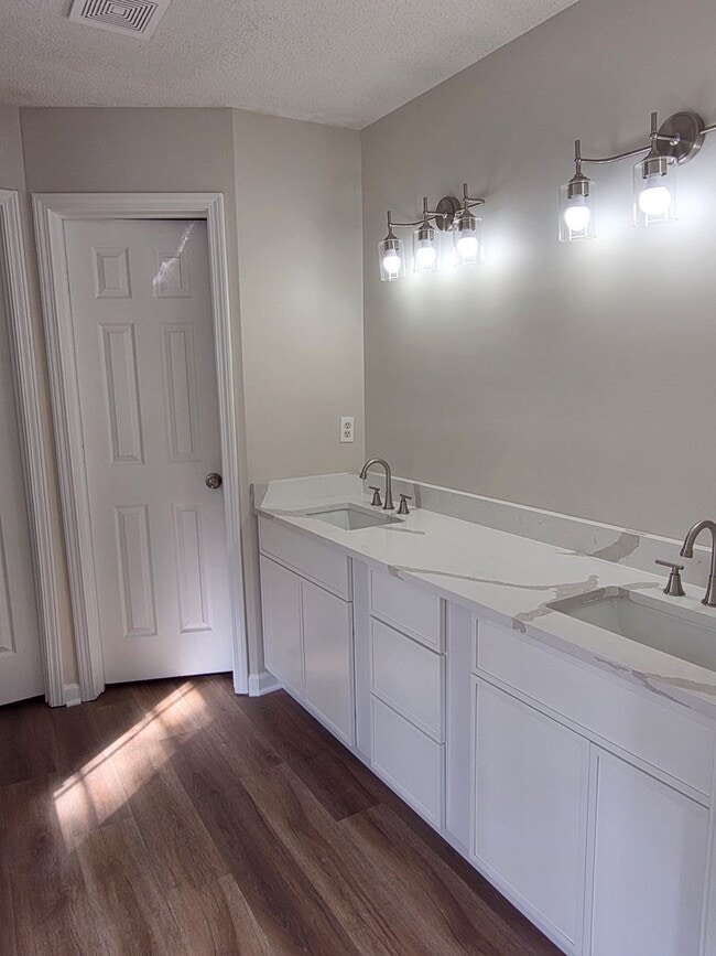 Building Photo - Updated 3 bed 2.5 bath Townhome located in...