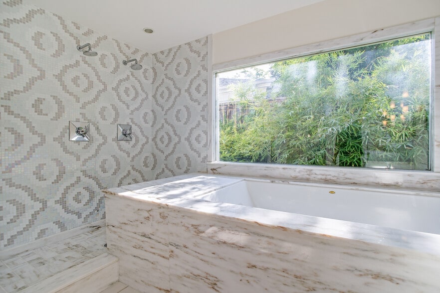 Main bathoom - 4641 Belclaire Ave