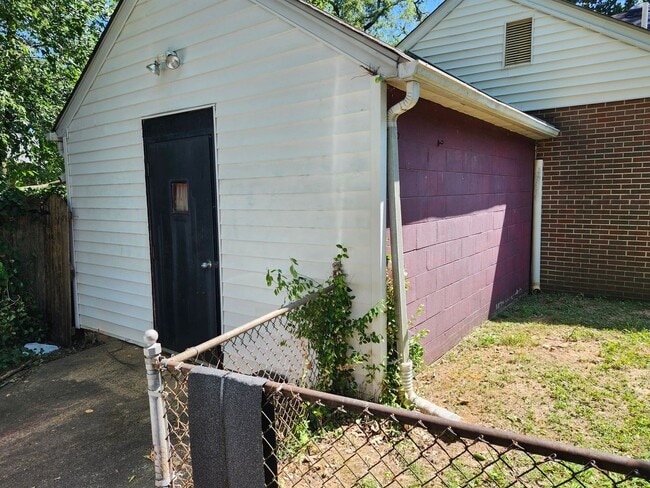 Building Photo - Recently renovated 3-bedroom, 1.5 bath twi...