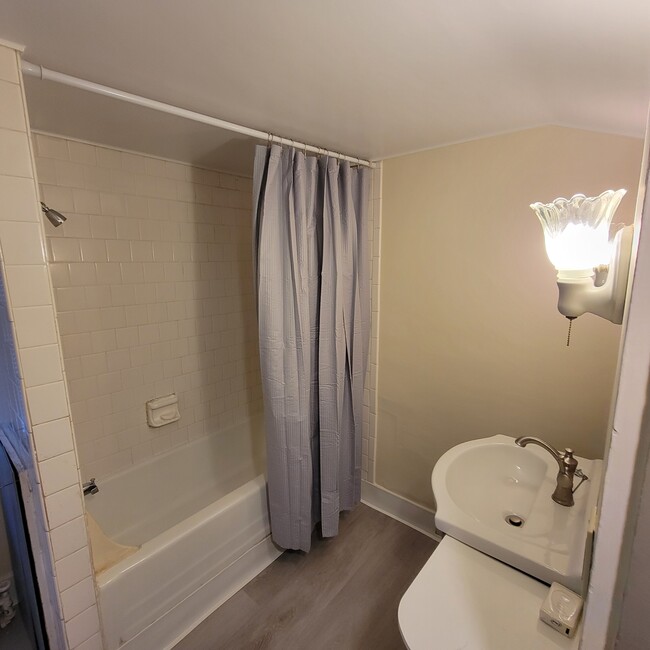 Full Bath - 209B Main St