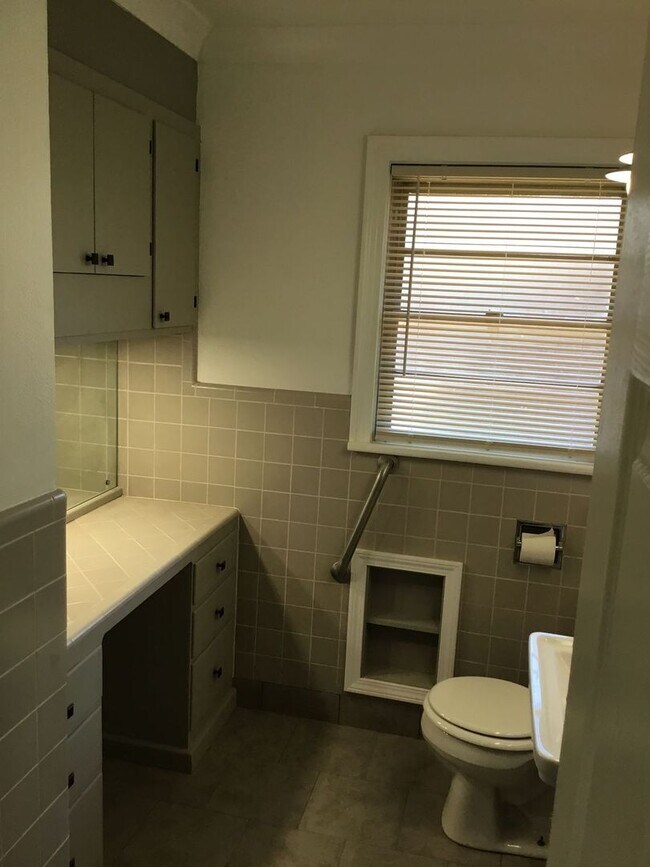 Building Photo - GORGEOUS 4/3 BROADMOOR HOME-UPDATED-MUST SEE