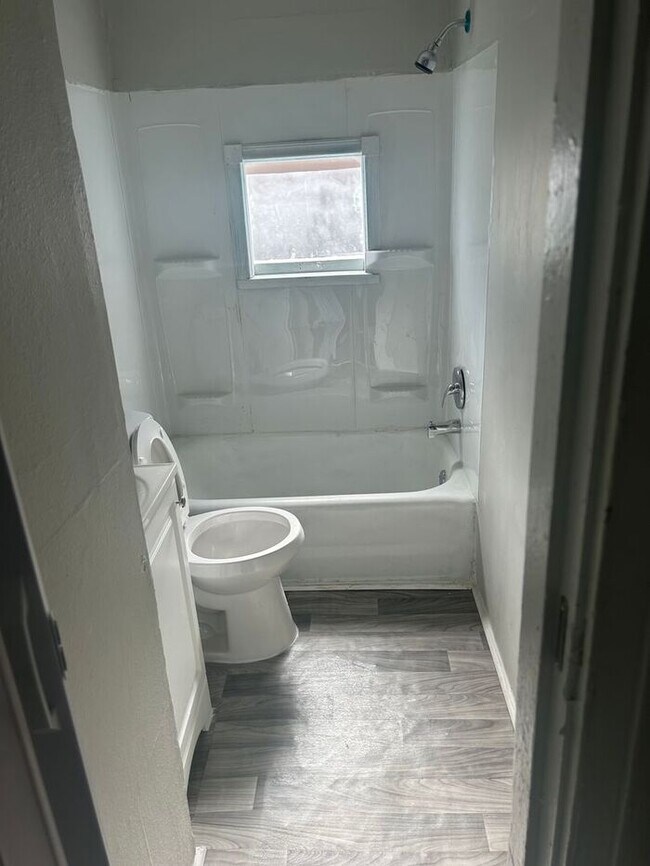 Building Photo - Gorgeous 3 Bed 1 Bath Home For Rent!