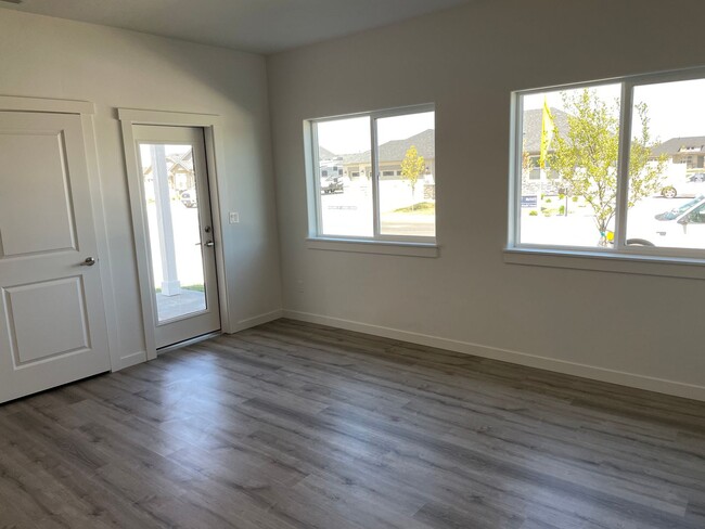 Building Photo - Newer 2-bedroom Townhome