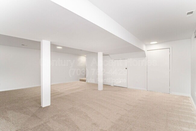Building Photo - 16 Twin Lake Ct