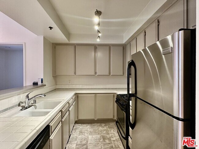 Building Photo - 8614 Burton Wy