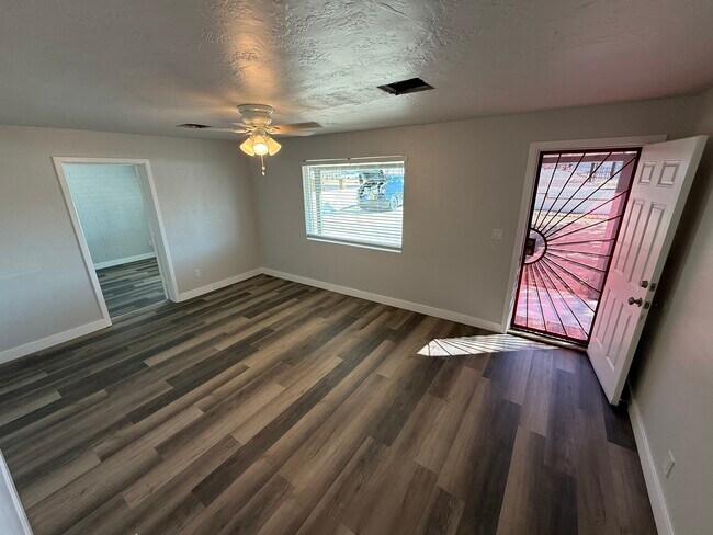 Building Photo - 738 E Roeser Rd