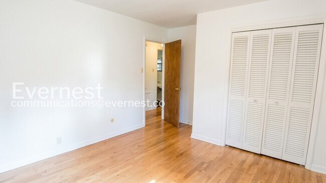 Building Photo - 2 Bed, 1 Bath Home with Fenced Yard / Available Soon!