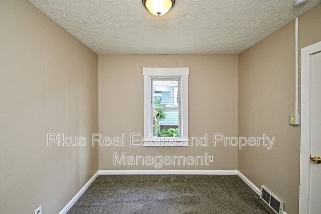 Building Photo - 1328 Struble Ave NE