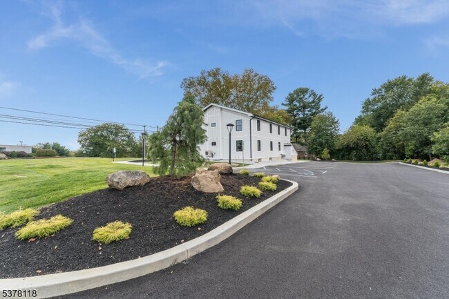 Building Photo - 535 St James Ave