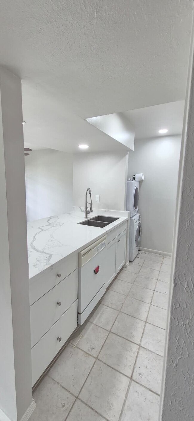 Building Photo - 5343 Richmond Ave