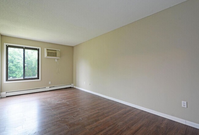Building Photo - Spacious 3-Bed 1-Bath Condo For Rent in Ea...