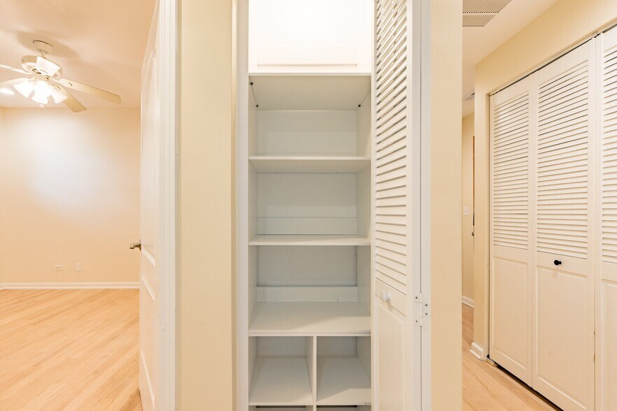 Building Photo - 4458 S Greenwood Ave