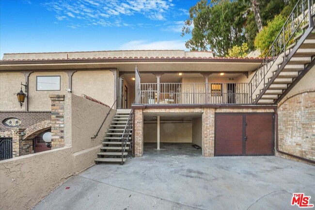 Building Photo - 2019 N Sycamore Ave
