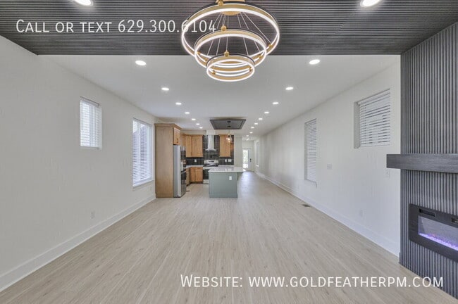 Building Photo - 402 E Trinity Ln