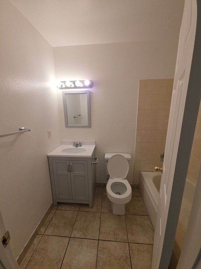 Building Photo - Charming 2BR/1BA Townhouse in Auburn - Available Now!