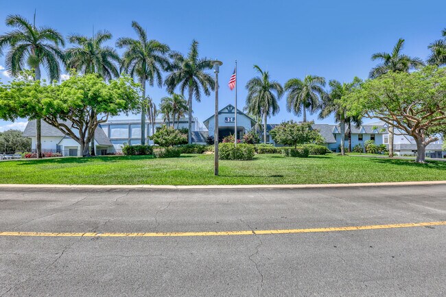 Building Photo - 7290 Kinghurst Dr