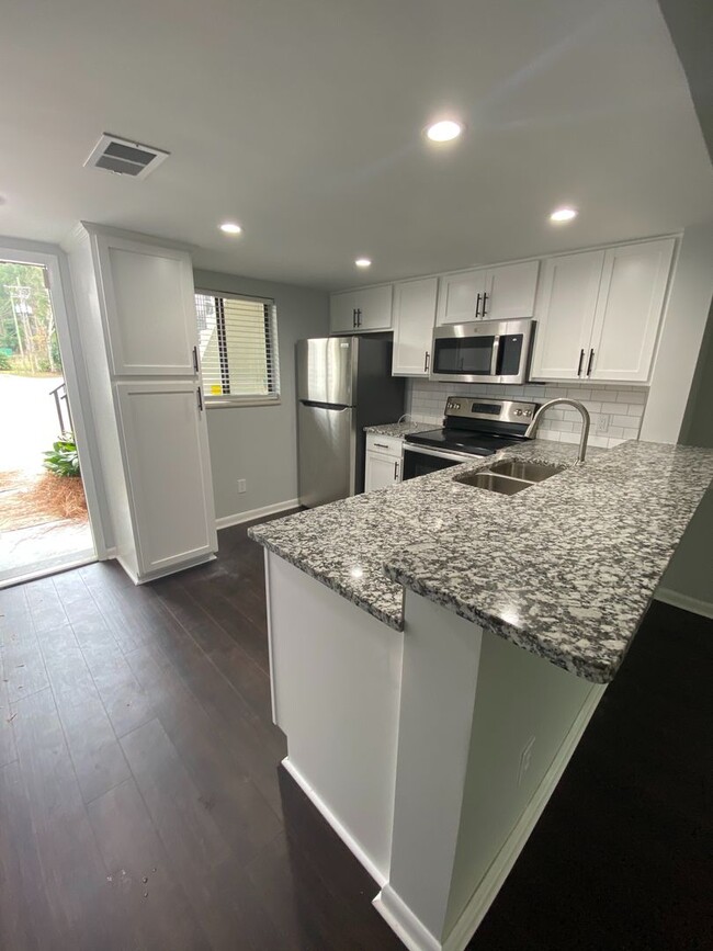 Building Photo - Available in Mid-March- Remodeled 2 Bedroo...