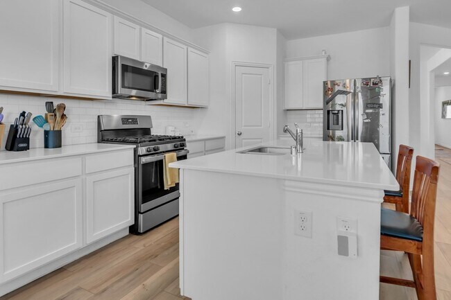 Building Photo - 14789 Mainstay Way