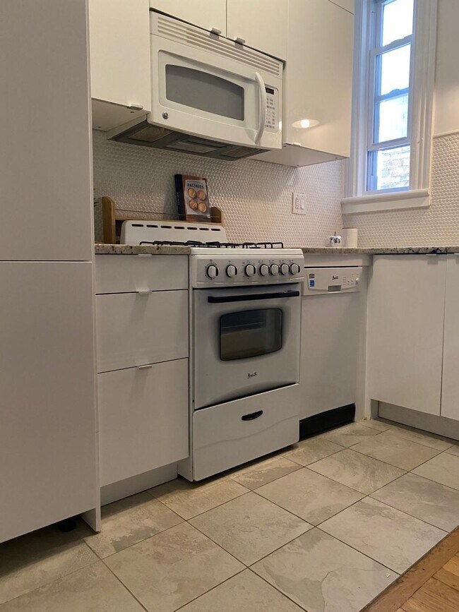 Building Photo - 97 Bright St