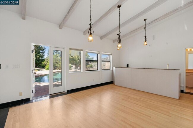 Building Photo - 660 La Casa Via