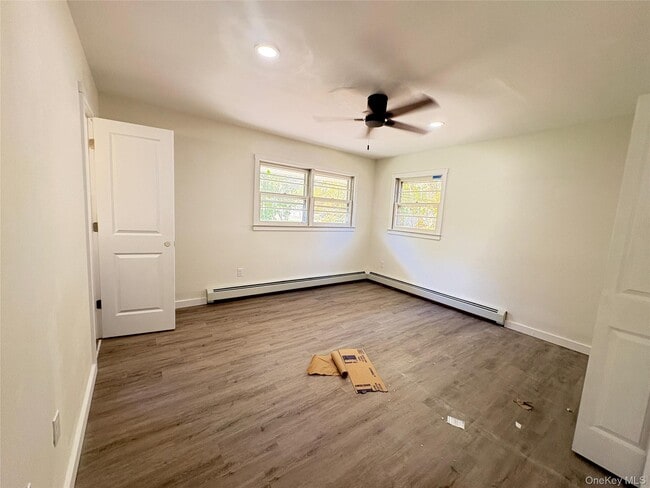 Building Photo - 27 Floral Dr