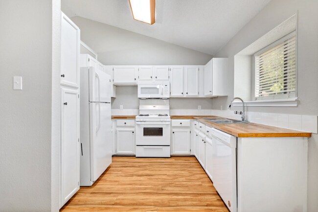 Building Photo - 2102 Bluebonnet Dr