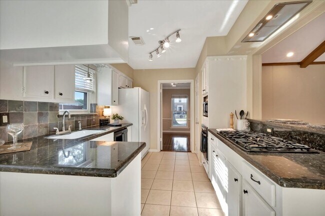 Building Photo - 1710 San Sebastian Ln