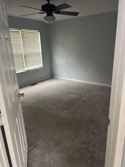 Master bedroom - 8282 Catalpa Ridge Dr