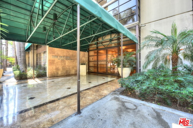 Building Photo - 600 W 9th St