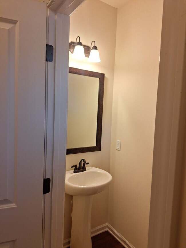 Building Photo - Wonderful Three Bedroom Home in Northeast ...