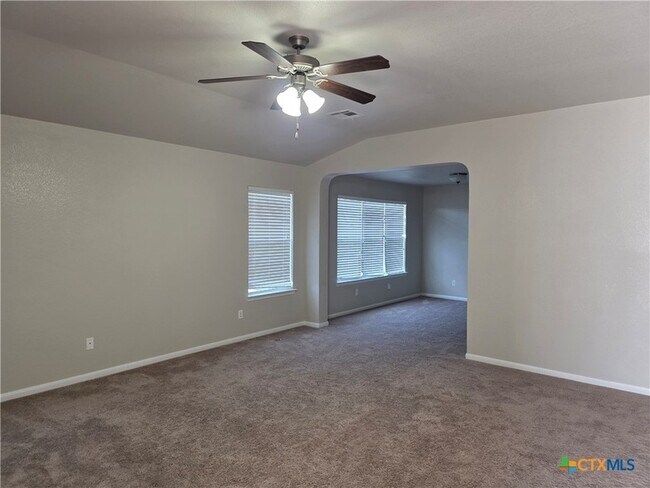 Building Photo - 423 Wrought Iron Dr