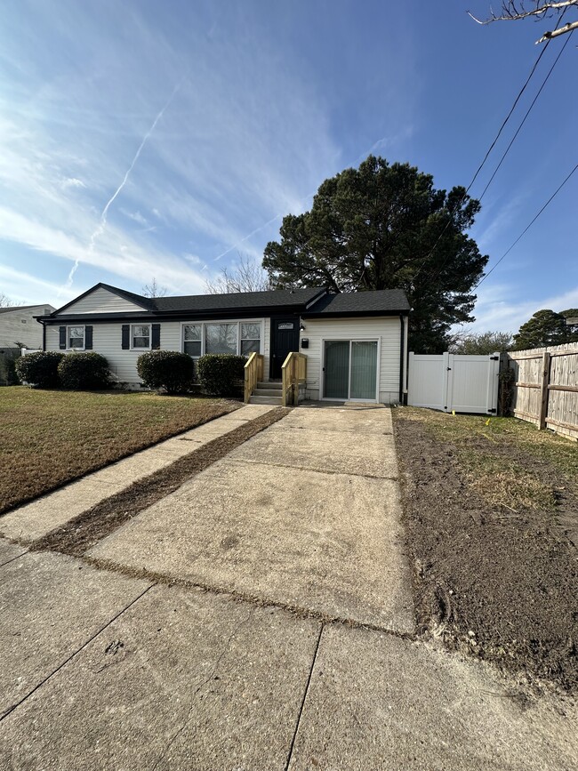 Cozy Single Family Ranch Stye Home - 2725 Alder St