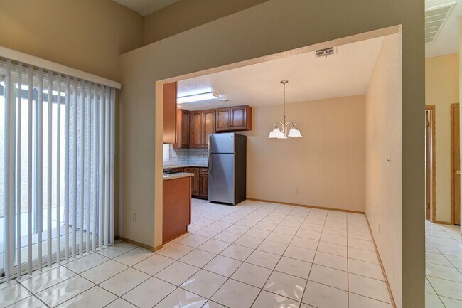 Building Photo - 4651 4 Leaf Clover Dr