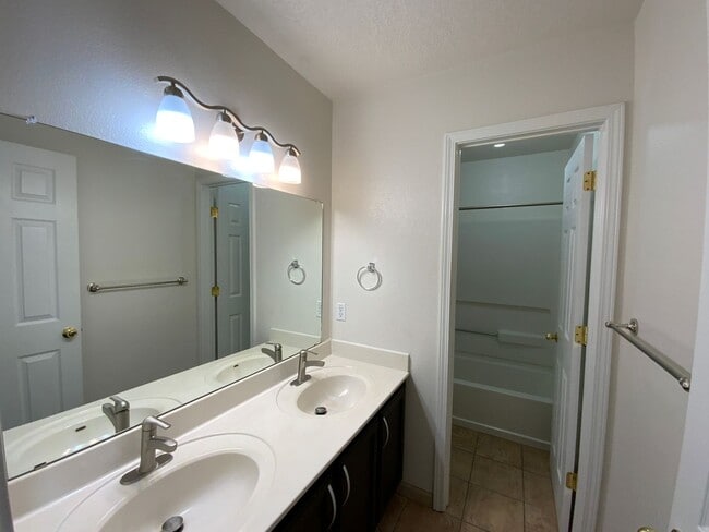 Building Photo - 4 Bedroom Home Available Near Golf Course ...
