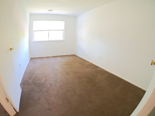 Building Photo - 7 Drake Ln