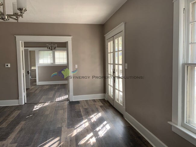 Building Photo - Adorable 2-bedroom home with 1 car detache...