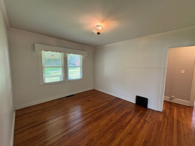 Building Photo - West AVL - Two Bedroom Bungalow Just off H...