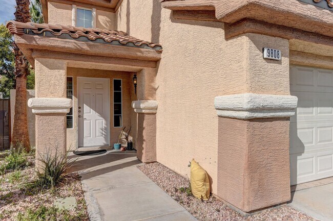 Building Photo - Beautiful remodeled home with pool!