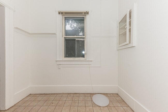 Building Photo - 808 E Ann St